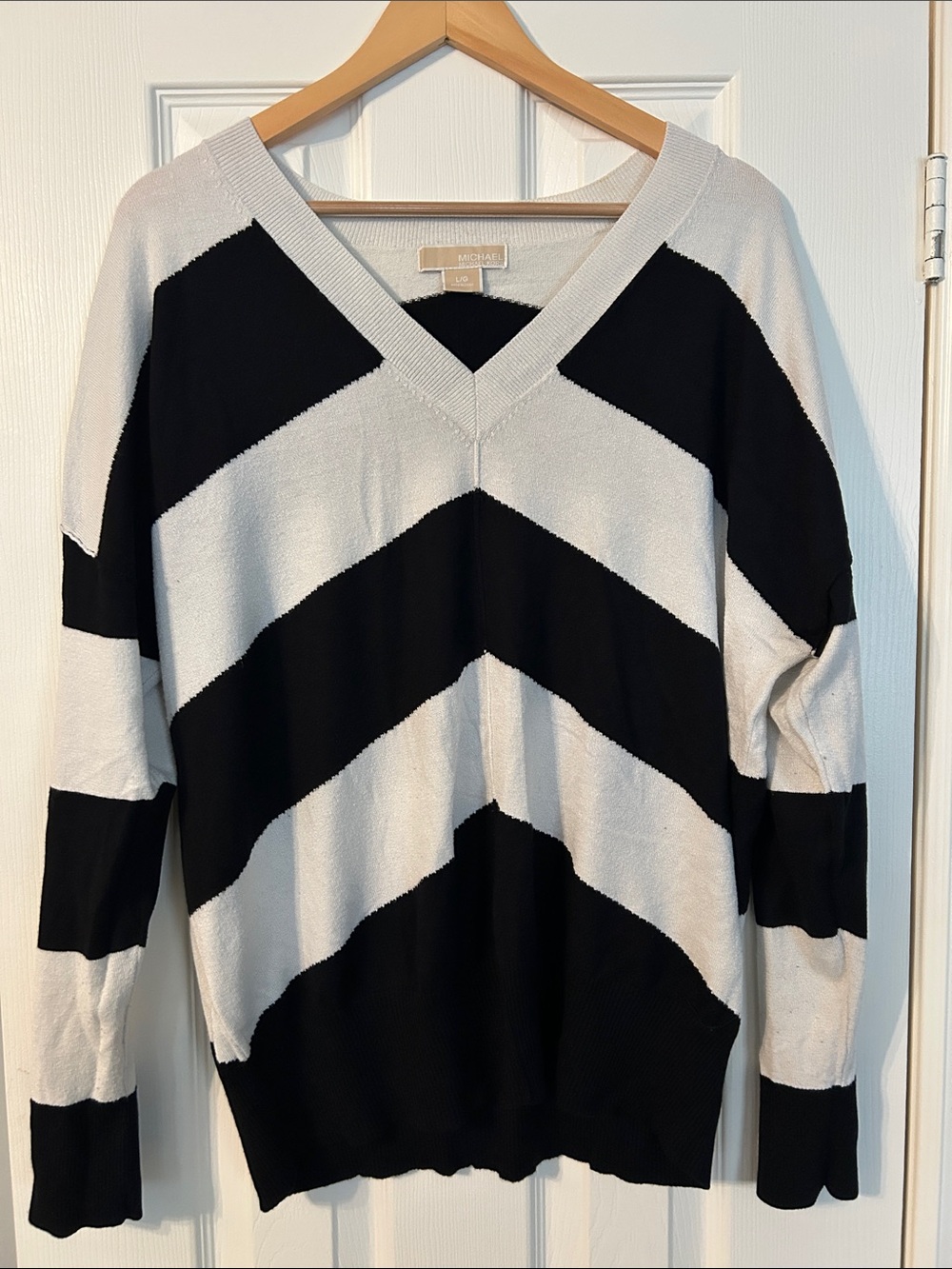Michael Kors Black and White Chevron V-Neck Sweater L